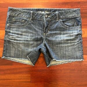 Womens 32 Guess Raw Hem jean short